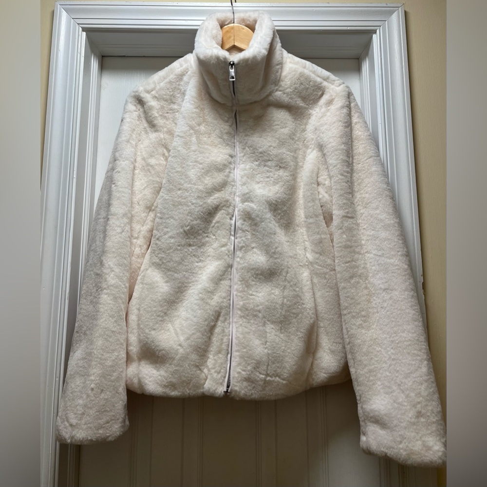 Bellivera White Faux Fur Coat, Size Medium EXCELLENT CONDITION